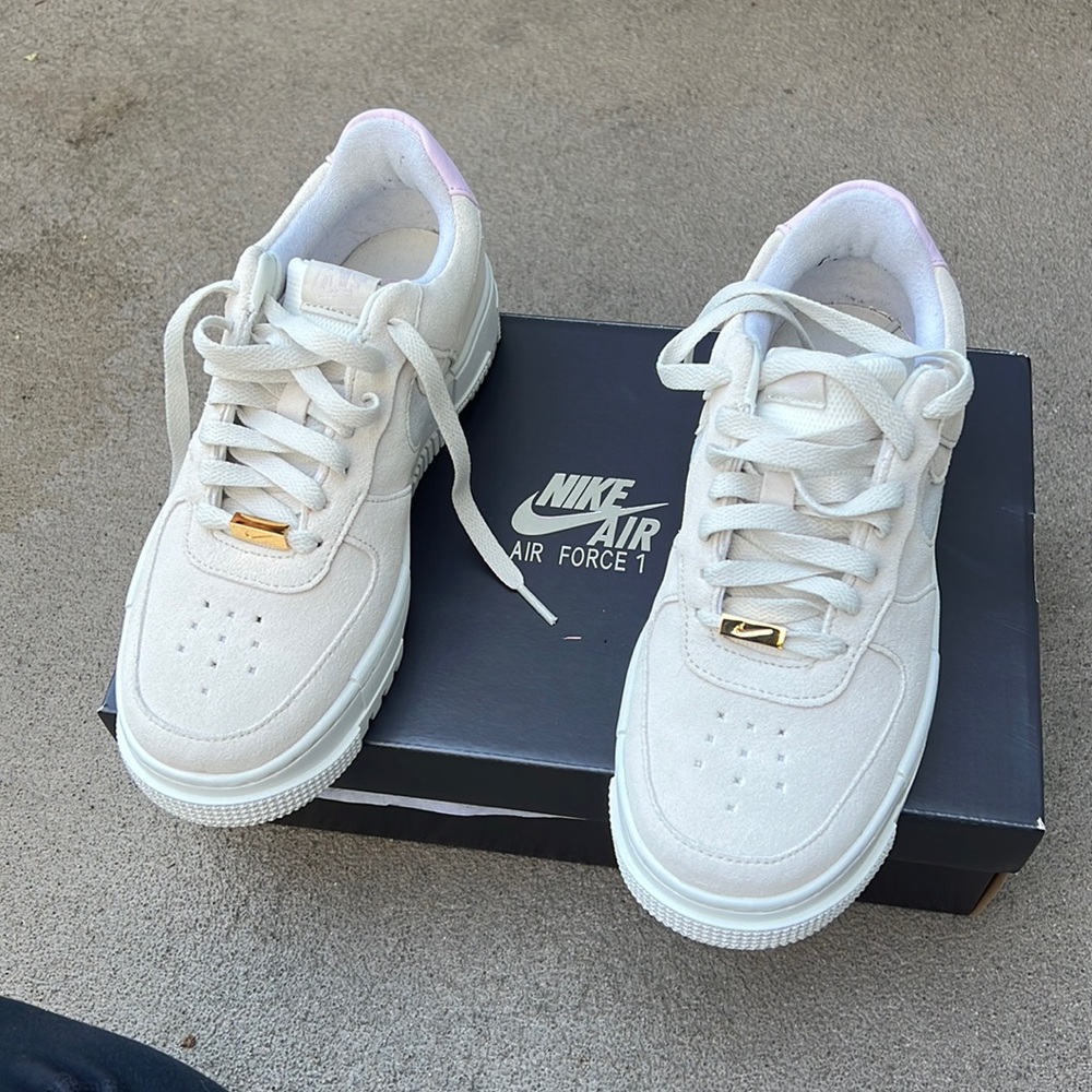 Nike Air Force 1 Pixel
